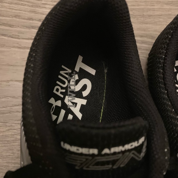 UNDERARMOUR UA Men’s “Kick Sprint” Spike Sneakers! - Picture 3 of 4